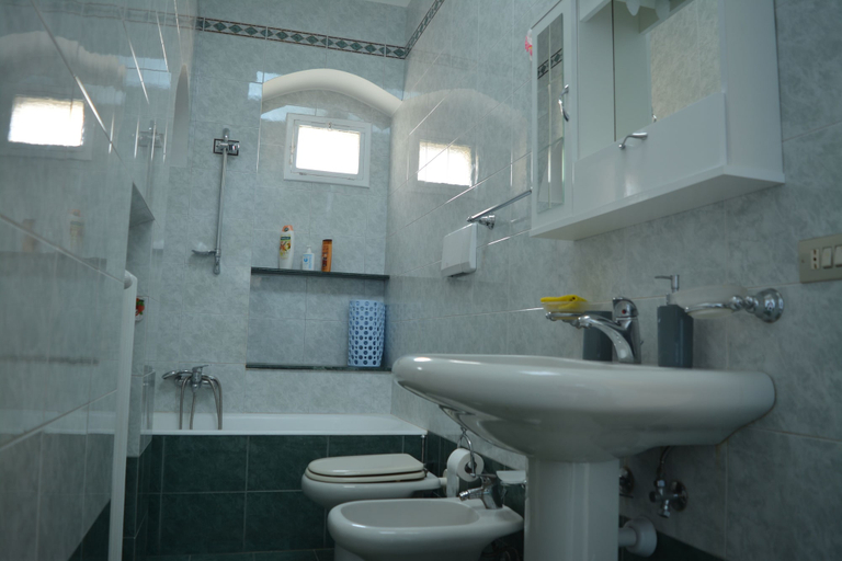 Bathroom 5, Leonessa di Puglia, Bari