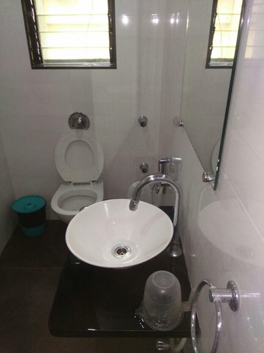 Bathroom 5, Hotel Shelter Palace, Thane