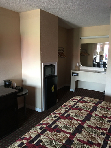 Bedroom 5, Western Motel, Simpson