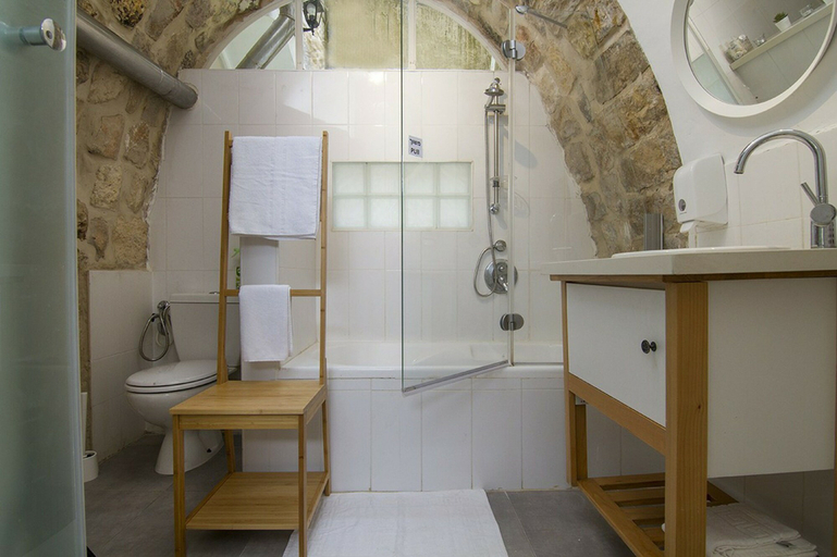 Bathroom, Rashbi 54