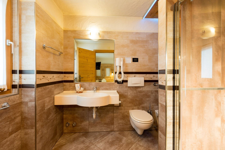 Bathroom 3, Hotel Pontiglia, Sondrio
