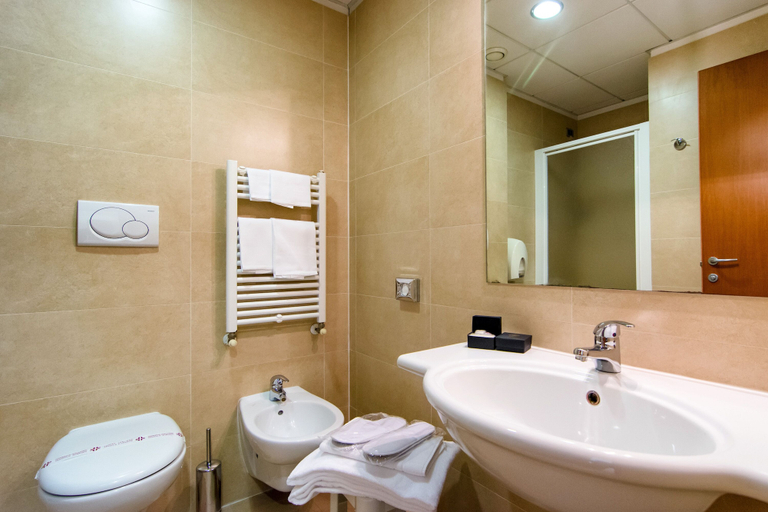 Bathroom 5, Hotel Concorde, Ancona