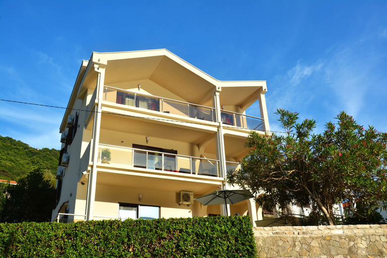 Exterior & Views 2, MaXhit Apartments
