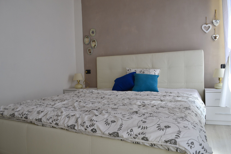 Room 4, Home Love Home, Como