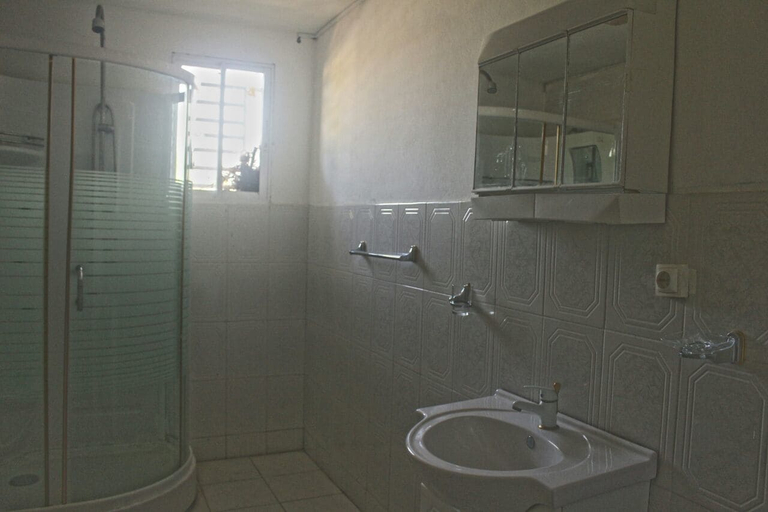 Bathroom 3, Marcie Guesthouse hôtel and restaurant, Port-au-Prince