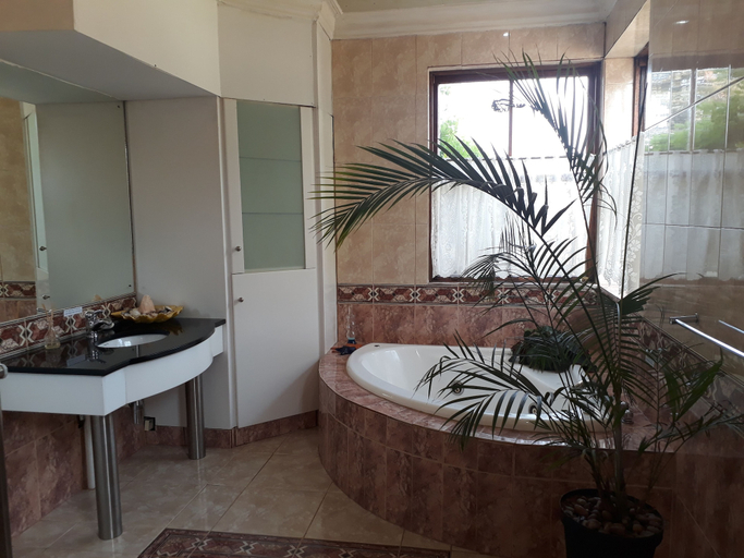 Bathroom 4, The Guest House, Gert Sibande