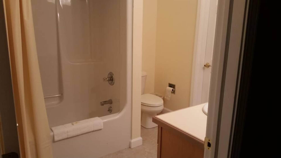 Bathroom 4, Dunmaglas Golf Course, Charlevoix