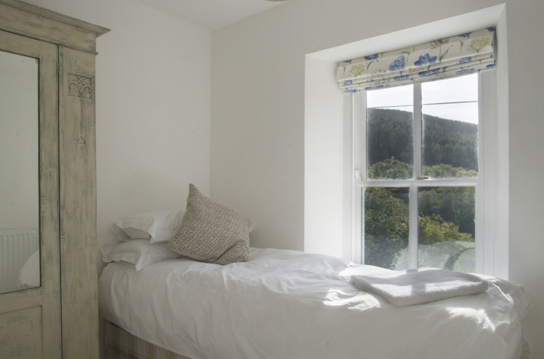Bedroom 2, Bronfelin & Troed-y-rhiw Holiday Cottages, Powys