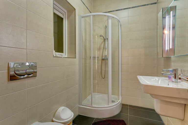 Bathroom 4, Stunning Seafront Lux Apt wt Pool, Upmarket Area