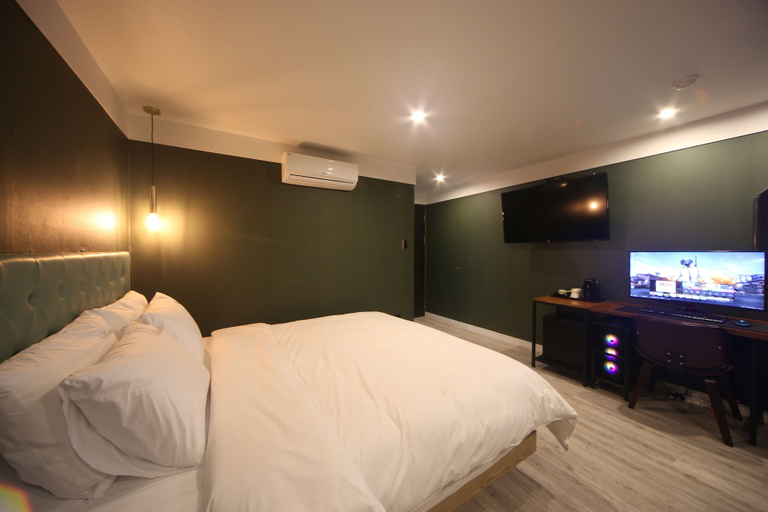 Bedroom 4, The Stone Bridge Hotel, Sasang