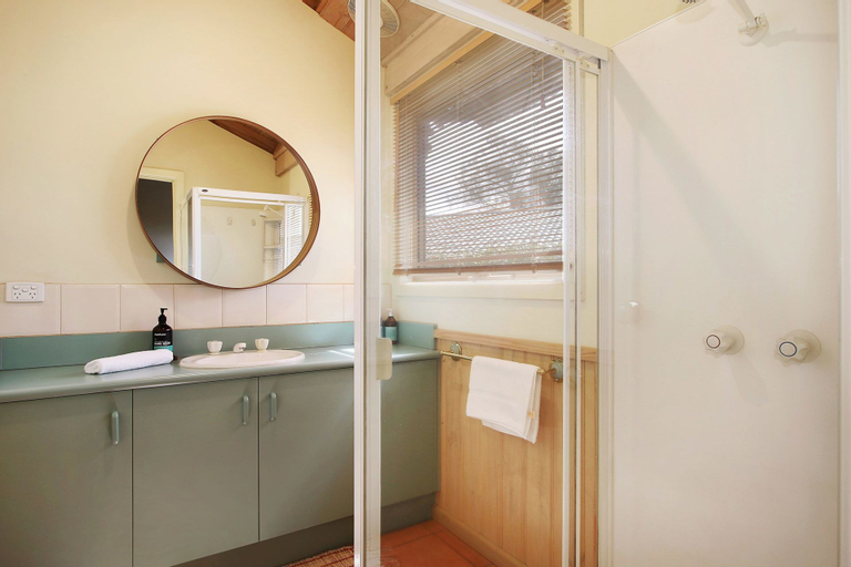Bedroom 3, R & R in Bright - Short walk to town, Alpine - East