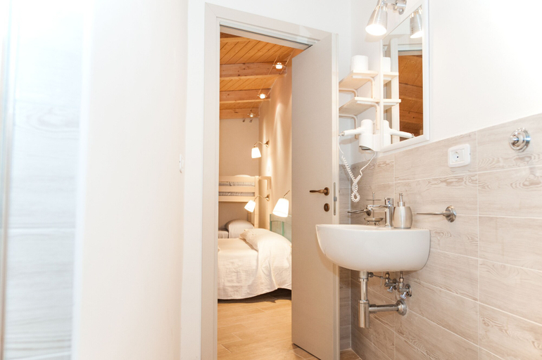 Bathroom 5, Gli Aranci, Salerno