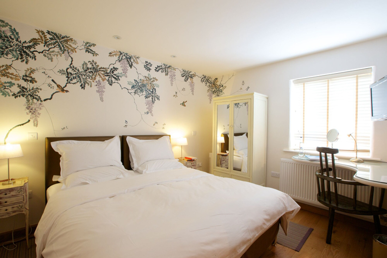 Bedroom 2, Eckington Manor, Worcestershire