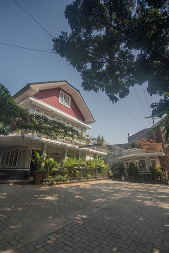 Exterior & Views 28