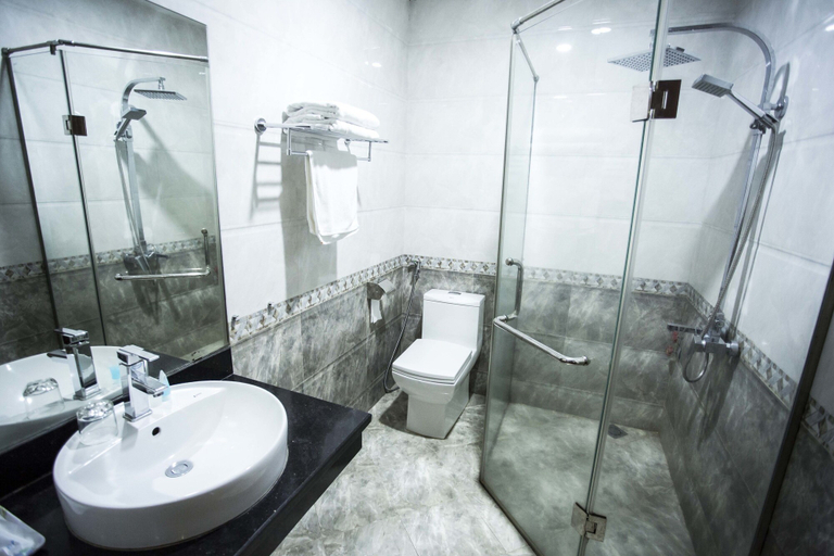 Bathroom 3, New Lotus Hotel, Cầu Giấy