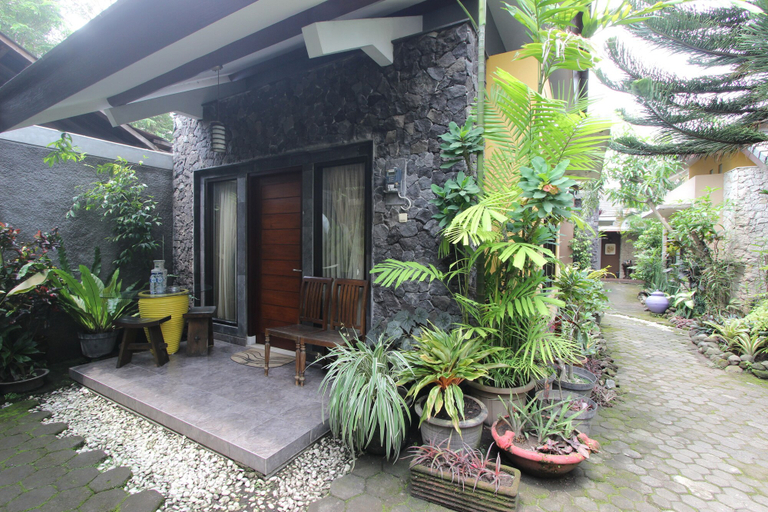 Exterior & Views 2, RedDoorz near Casa Grande, Sleman
