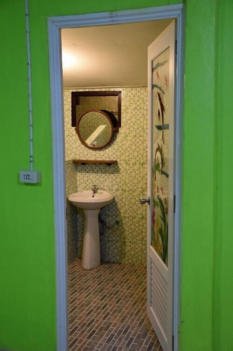 Bathroom 4, Kama Siri, K. Ko Kut