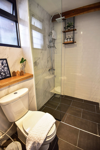 Bathroom 4, Family Tree Hotel, Mueang Krabi