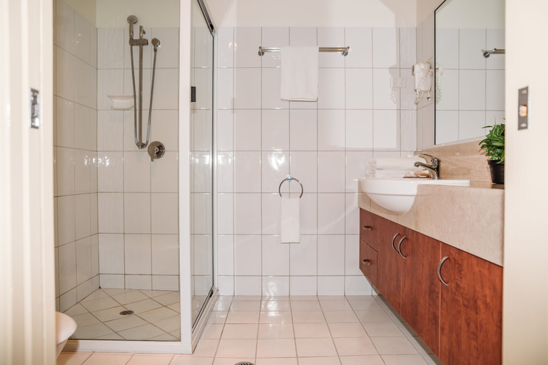 Bathroom 4, Kobbers Motor Inn, Dalby
