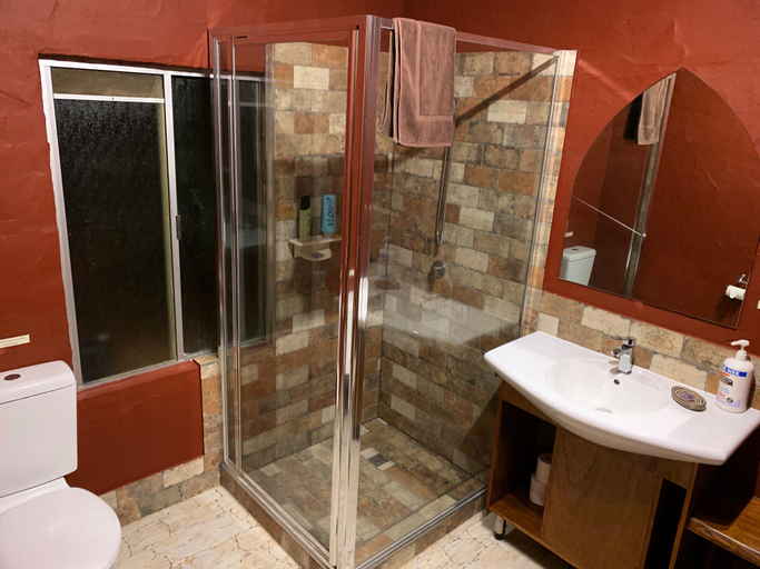 Bathroom 2, Cedar Park Rainforest Resort, Mareeba