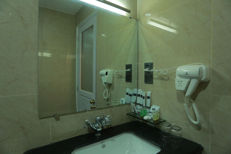 Bathroom 4, Silver City Hotel, Mandalay