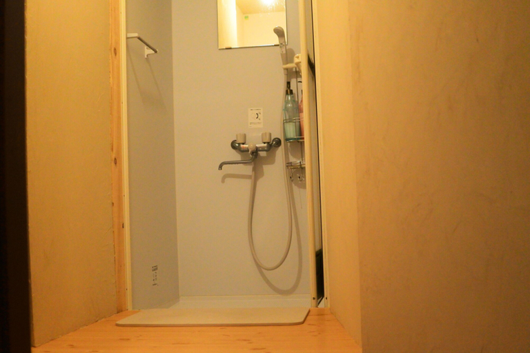 Bathroom 3, Retro Boy Coffee, Yuni
