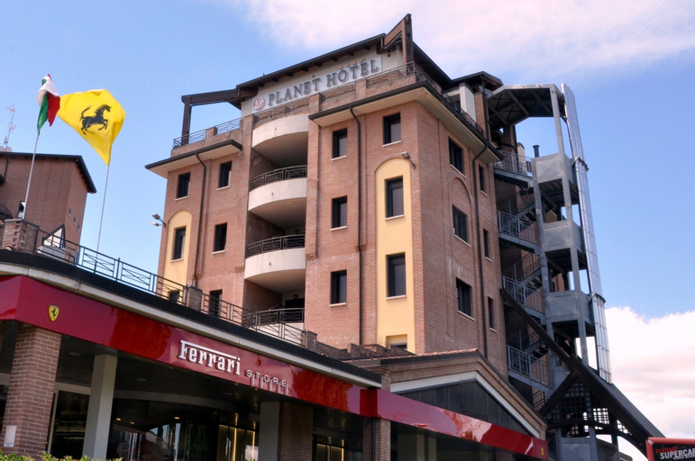 Exterior & Views