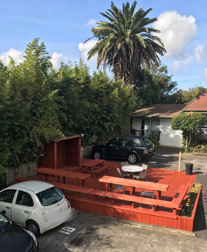 Others 5, Siesta Motel, Waitakere