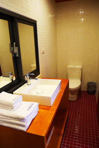 Bathroom 4, Yue Lake Backpackers, Nantou