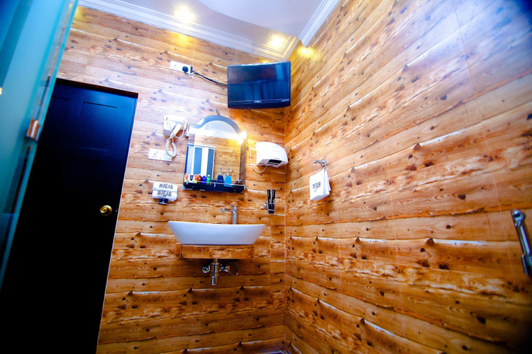 Bathroom 5, Hotel White House, N. Palatha East