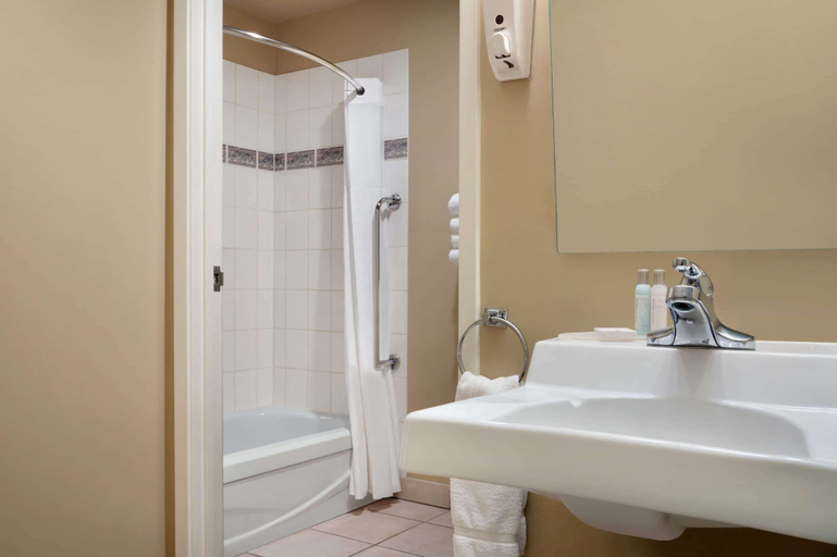 Bathroom 4, Travelodge by Wyndham Edson, Division No. 14