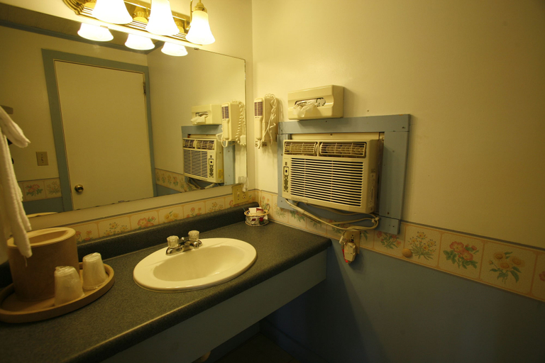 Bathroom 5, Bennington Motor Inn, Bennington