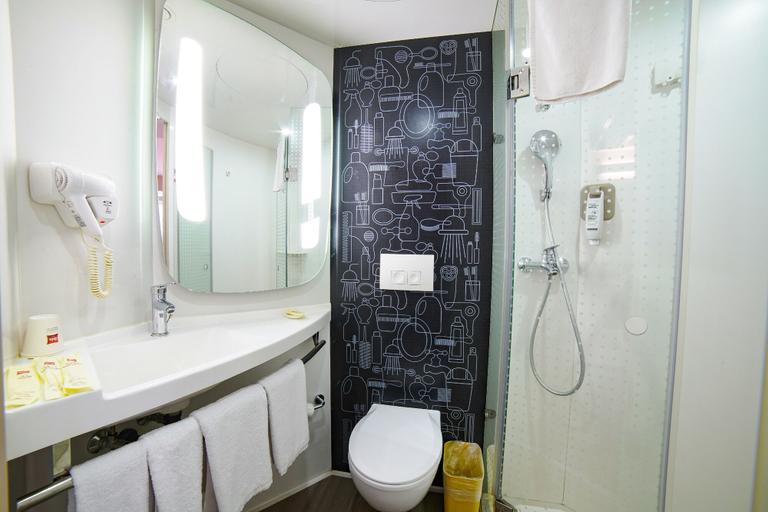 Bathroom 4, ibis Chengdu West Jingcui Road, Chengdu