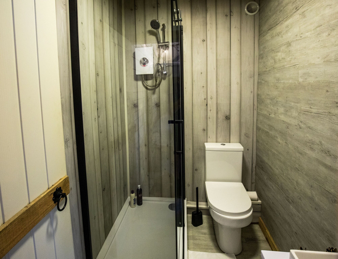 Bathroom 2, James Place @ Pontmorlais, Merthyr Tydfil
