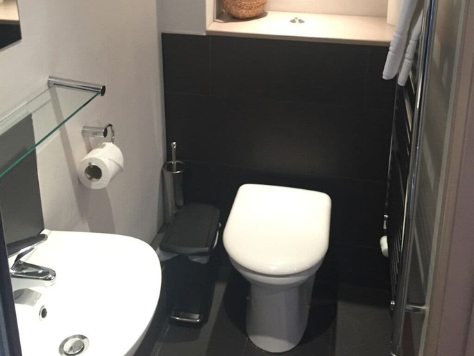 Bathroom 4, The Selsey Arms, West Sussex