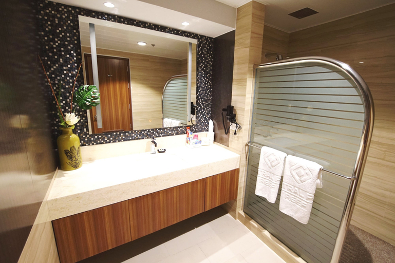 Bathroom 5, Central Park Reef Resort, Olongapo City