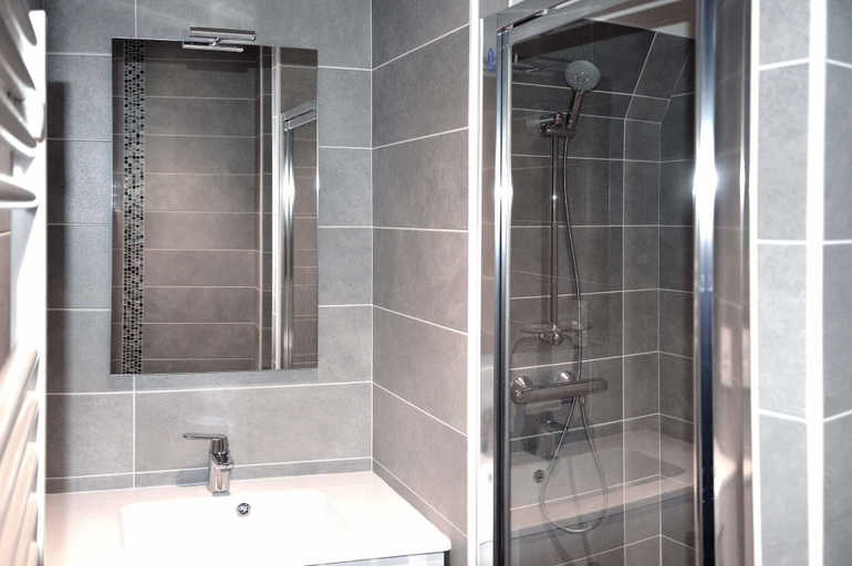 Bathroom 5, Chambres d'Hôtes Les Pirondeaux, Lot