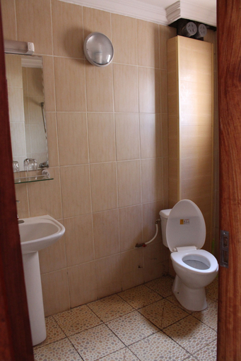 Bathroom 3, Mbatkam Palace, Mifi