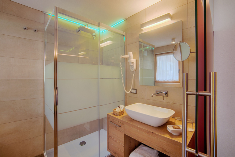 Bathroom 3, Hotel Malita, Belluno