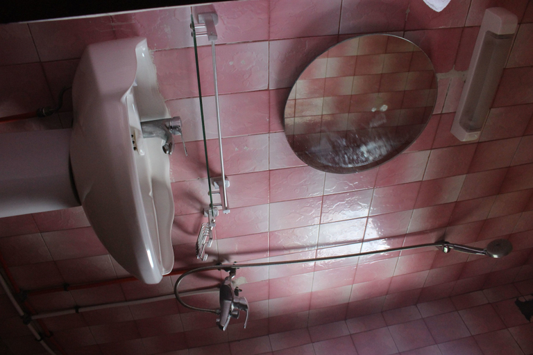 Bathroom 3, Hôtel Belavie, Wouri