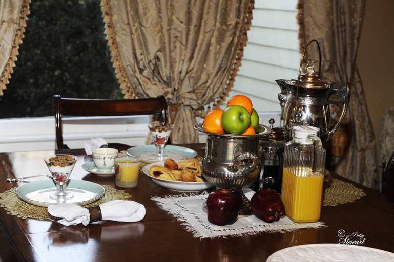 Food & Drinks 5, Clermont Bluffs B&B, Adams