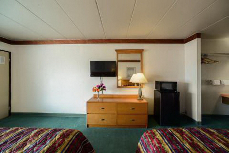 Bedroom 5, Loyalty Inn Maryville, Madison