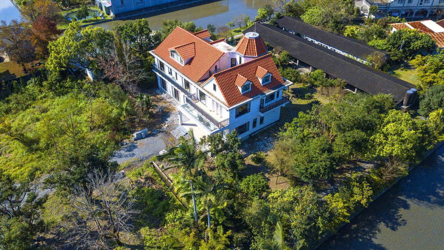 Exterior & Views