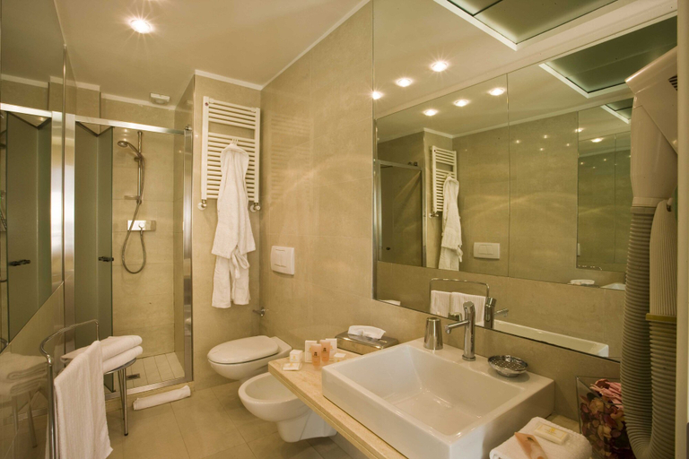 Bathroom 4, Hotel Roma, Rimini
