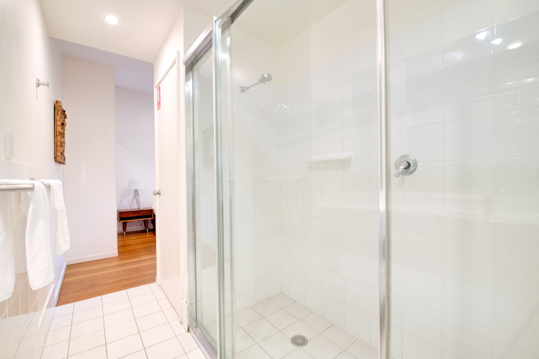 Bathroom 4, Mobys Beachside Retreat, Great Lakes