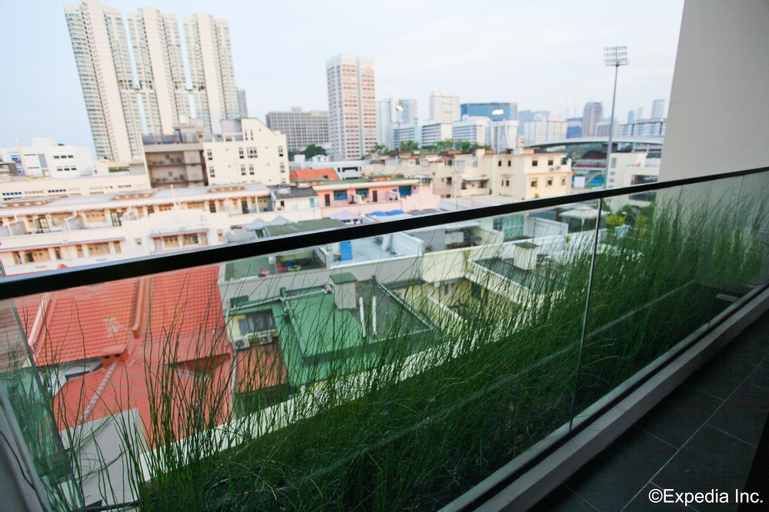 Exterior & Views 8