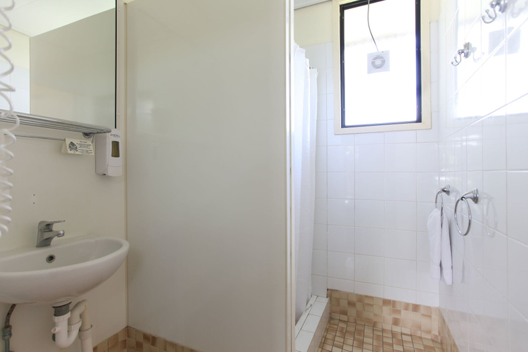 Bathroom 3, Tandara Hotel Motel, Sarina