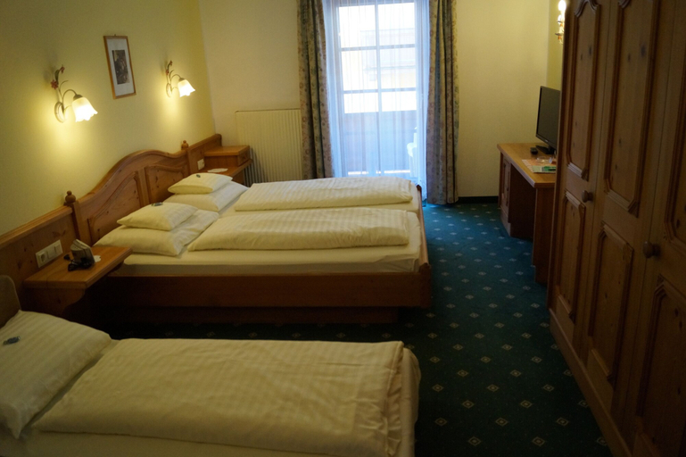 Bedroom 2, Hotel Sonne, Kitzbühel