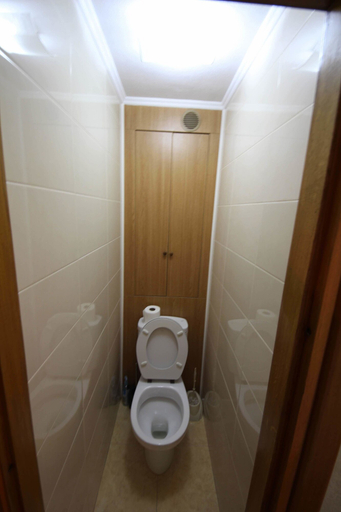 Bathroom 3, DayFlat Apartments on the Left Bank, Dniprovs'kyi