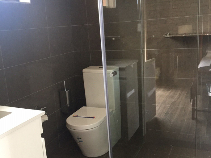 Bathroom 3, Hampton Halfway Hotel Motel, Lithgow